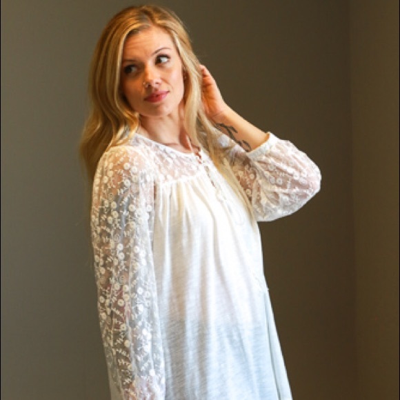 ULTRA SOFT peasant top with beautiful sleeves. - Picture 2 of 7